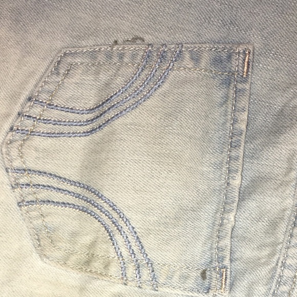 Hollister light wash jean booty shorts, mid-rise - Picture 3 of 3
